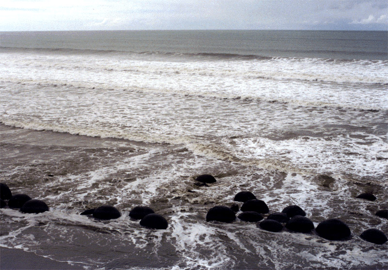 NZ_SI_187_Ir_Dunedin_MoarakiBoulders