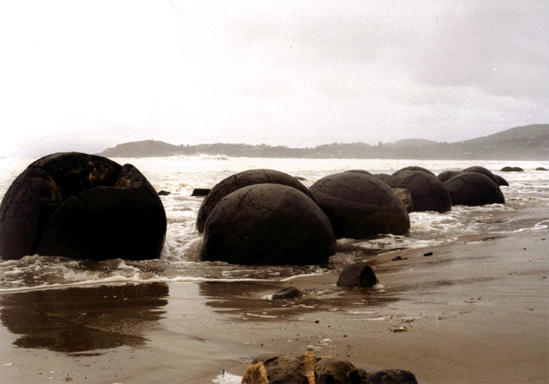 NZ_SI_188_Ir_Dunedin_MoarakiBoulders